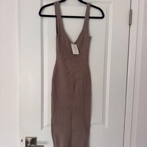 Sleeveless fitted midi dress